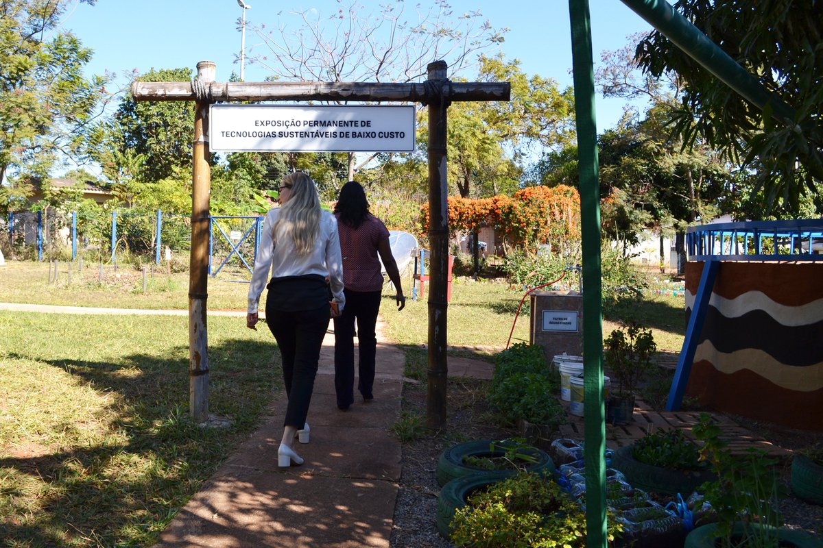 BrasiliaUAE's tweet photo. A Embaixada teve visitou o CED Agrourbano Ipê, em Riacho Fundo, para conhecer as alternativas desenvolvidas pelos alunos para promover a sustentabilidade na escola, que foi uma das finalistas do Prêmio Zayed de Sustentabilidade 2017!
#ZSP2018 #ZayedSustainabilityPrize #UAEBrasil https://t.co/j6RDOsVJl0
