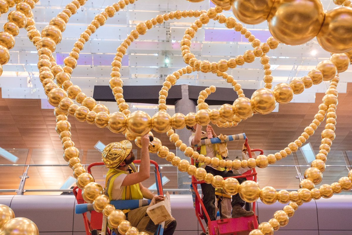 discoverqatarjp's tweet photo. Repost: 見事な #PublicArt インストールが途中です... あなたはその背後にある場所とアーティストを推測できますか?
#Doha #Qatar https://t.co/Raa04vxukj