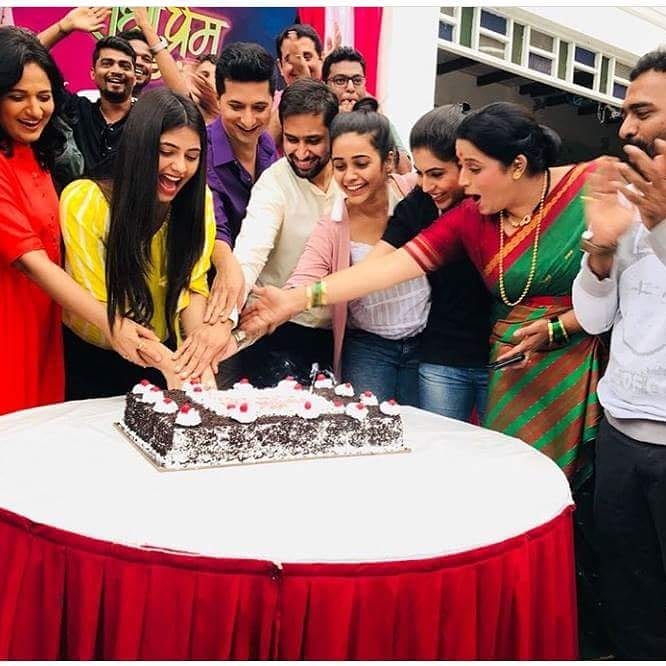 MarathiSanmaan's tweet photo. #ColorsMarathi's #RadhaPremRangiRangali completed #200Episodes. Congratulations from team #MarathiSanmaan 💐😊 .
#radha #marathiserial #radhaprem #SachitPatil #AkshayaGurav #VikramGaikwad #KavitaMedhekar #VeenaJagtap #marathishow #marathistars https://t.co/Hbh9cYty3i