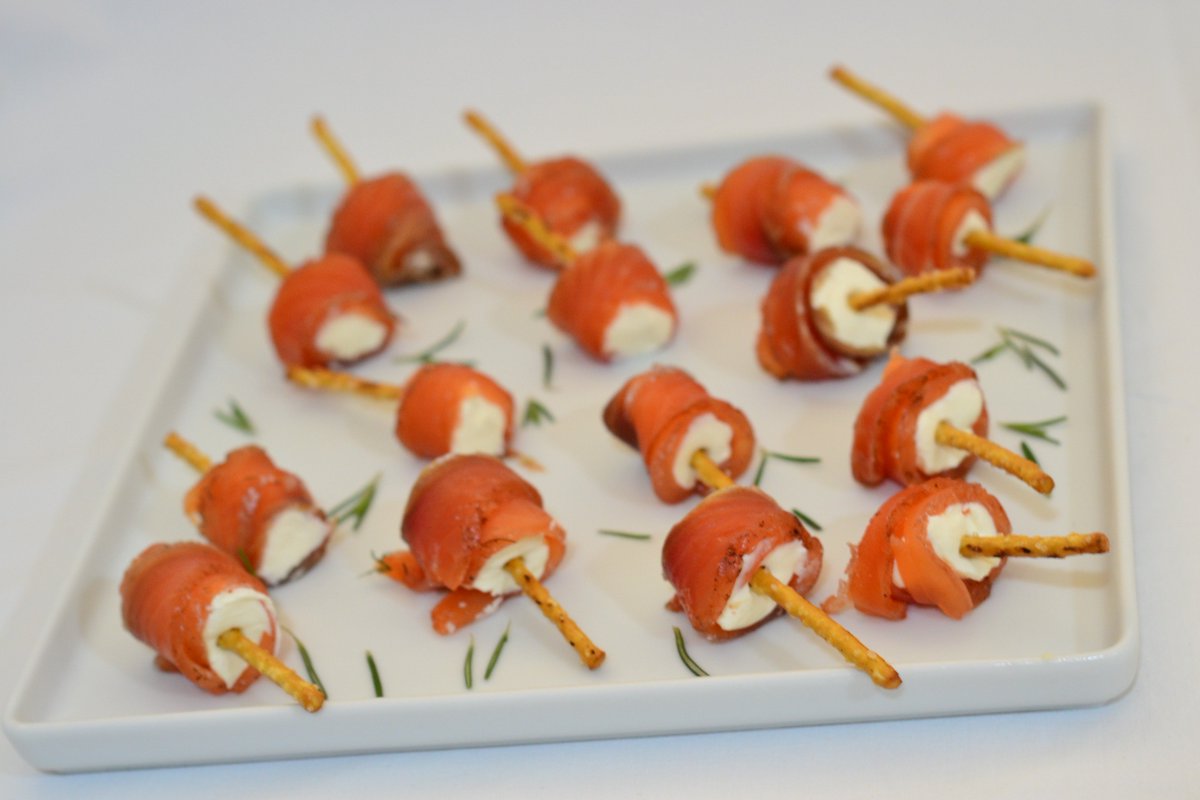 WASDBar's tweet photo. Só passando pra deixar um Ward 😆

Wards: pirulitos de salmão com creamcheese e palitos comestíveis. https://t.co/pLiPPB1cmc