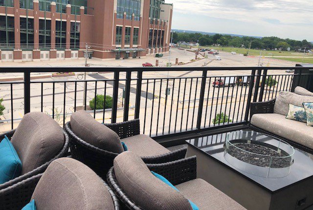 TaverneInTheSky's tweet photo. Join us on the Terrace tonight for Happy Hour from 3:00-6:00; Featuring $5 rails, $6 Kohler Original Recipe Chocolate Brandy Cocktails, and 50% off Draft Beers. #LodgeKohler https://t.co/ecQFvQMk6m