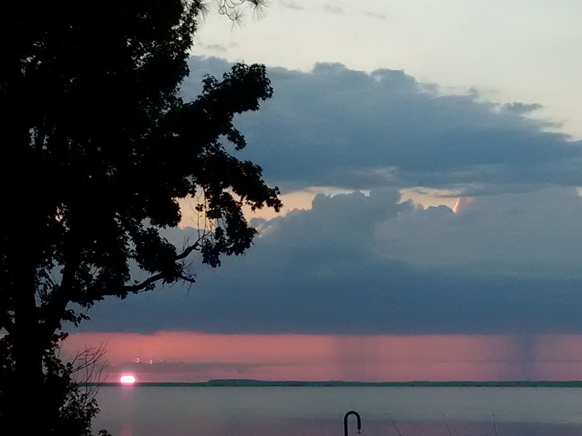 NBC6Weather's tweet image. RoosterNvelvet Shackelford captured this #localview at Millwood Lake.  Sharing this during weather at 5.
