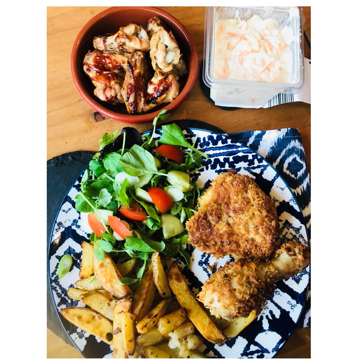 Chanimal13's tweet photo. #slimmingworld Tonight’s fakeaway after a very eventful weekend 

KFC style chicken thigh and drumstick 🍗 
Chips 🍟 
BBQ chicken wings 
Salad 🥗 
Coleslaw https://t.co/slwTFzevt7