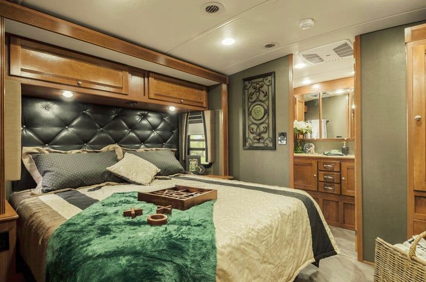 OregonRVLife's tweet photo. Luxury hotel suite? Nope, it's a Winnebago. 👍 Get to know the #Winnebago Forza here: https://t.co/1Y0JUIwDGV https://t.co/uA8jiuNOX7