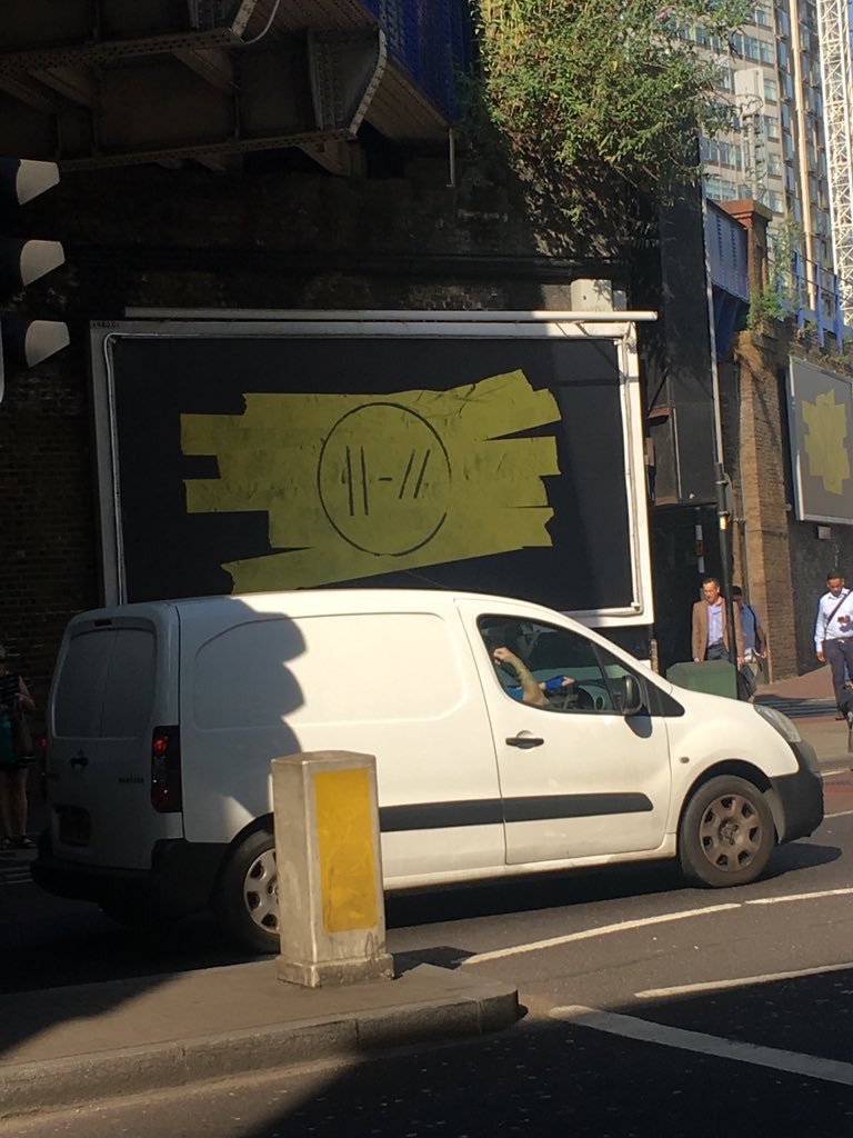 uk_clique's tweet photo. spotted in london .. https://t.co/msoM8soeMq