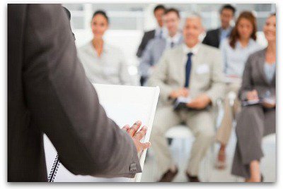 Тренинг лидерства. Люди на совещании. Новичок в коллективе. В управлении руководитель выступает. Оратор и аудитория.