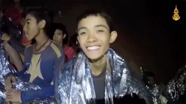 AhmadAlgohbary's tweet photo. I am so happy that the world comes together to save boys trapped in cave in #Thailand. But why they can't do it to save 2 million children from malnutrition in #Yemen?
My country is forgotten, why is that?
Are we human beings?
Do we deserve to live in peace?
My heart is broken. https://t.co/y0UbJz56Ji