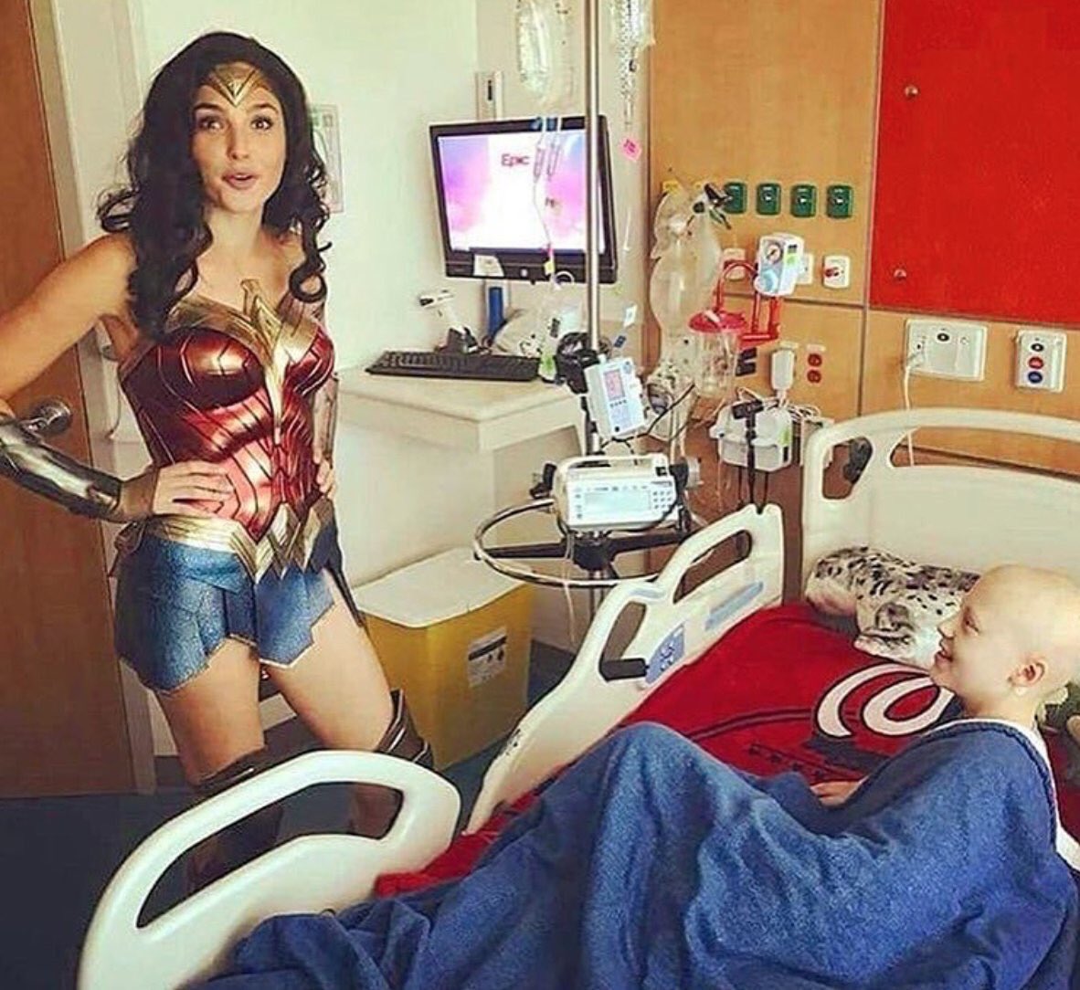 lacosacine's tweet photo. .@GalGadot visitó un hospital infantil vestida de #WonderWoman y es lo más lindo que vas a ver hoy, mañana y seguramente pasado mañana también. https://t.co/VJdMBT3e14