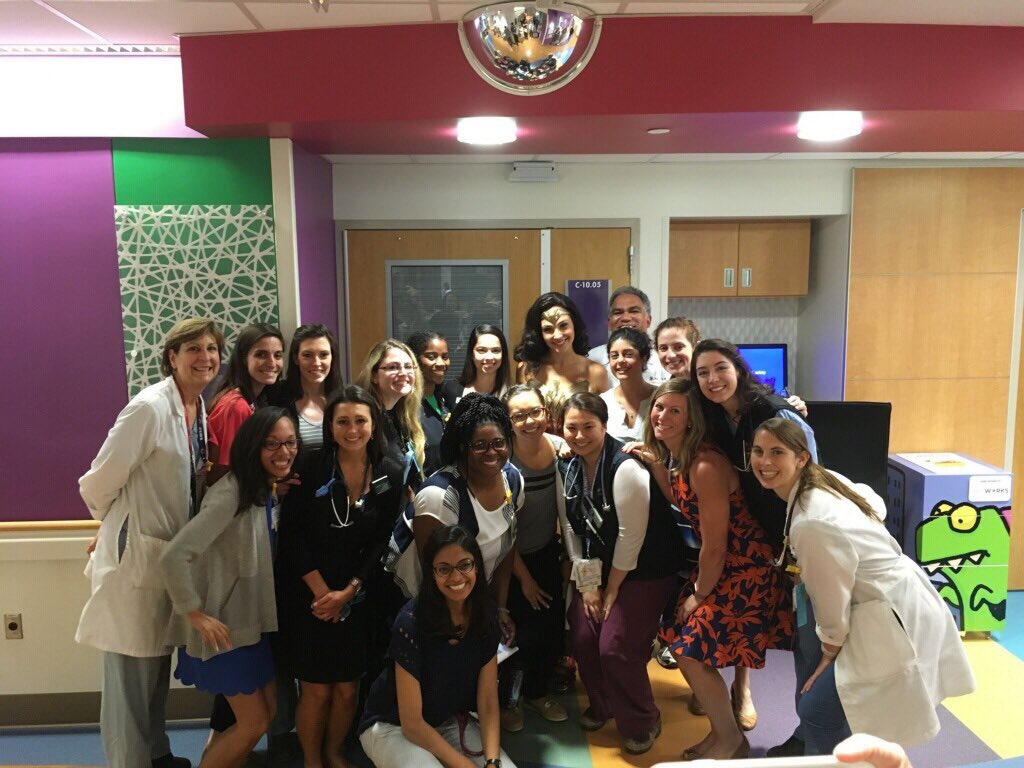 lacosacine's tweet photo. .@GalGadot visitó un hospital infantil vestida de #WonderWoman y es lo más lindo que vas a ver hoy, mañana y seguramente pasado mañana también. https://t.co/VJdMBT3e14