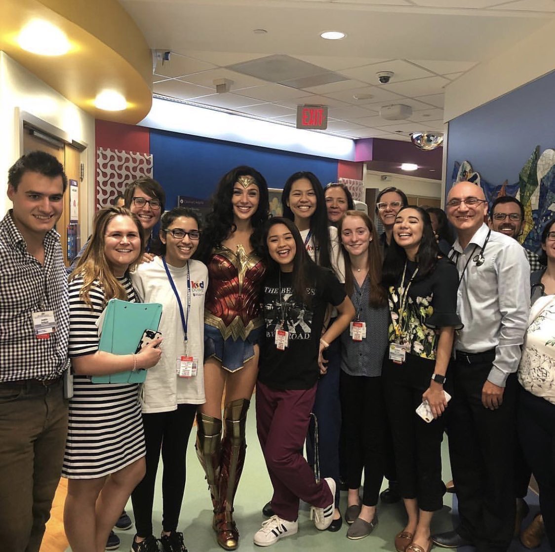 lacosacine's tweet photo. .@GalGadot visitó un hospital infantil vestida de #WonderWoman y es lo más lindo que vas a ver hoy, mañana y seguramente pasado mañana también. https://t.co/VJdMBT3e14