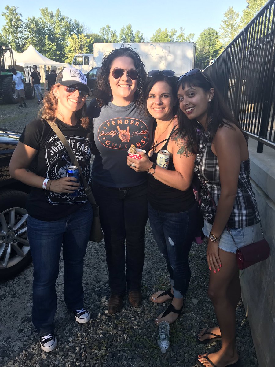 SabaK50's tweet photo. AMAZING and EPIC time last night at #CountryInthePark!! All of these guys were so nice and even more gorgeous in person😍🔥😬😬#BrettYoung #TylerRich #MitchellTenpenny #AshleyMcBryde #Thunder106 @TylerRichMusic @m10penny @AshleyMcBryde @BrettYoungMusic https://t.co/iNAsXNCT9O