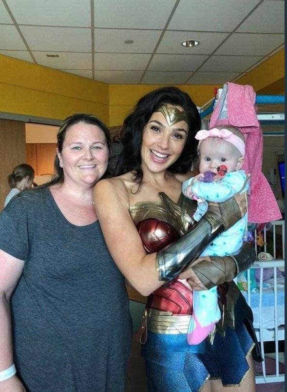 raulbrindis's tweet photo. #Farandulazo Gal Gadot, puso una sonrisa en los niños  cuando visitó un hospital vestida de Wonder Woman. La actriz pasó por el Inova Children's Hospital en Annandale, Virginia y provocó una cara de sorpresa, tanto en adultos como niños. https://t.co/8MJiwPrNur