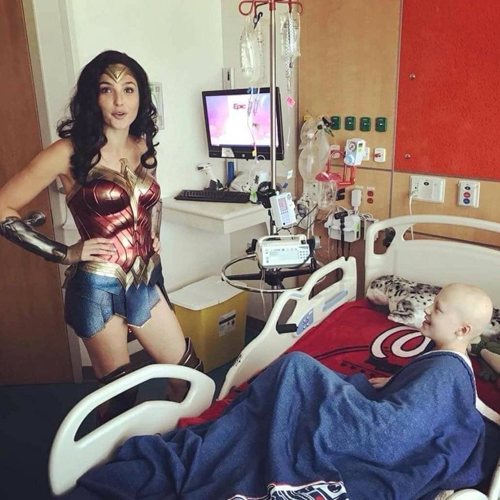 raulbrindis's tweet photo. #Farandulazo Gal Gadot, puso una sonrisa en los niños  cuando visitó un hospital vestida de Wonder Woman. La actriz pasó por el Inova Children's Hospital en Annandale, Virginia y provocó una cara de sorpresa, tanto en adultos como niños. https://t.co/8MJiwPrNur