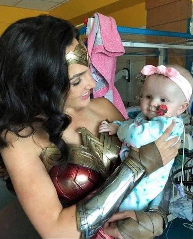 raulbrindis's tweet photo. #Farandulazo Gal Gadot, puso una sonrisa en los niños  cuando visitó un hospital vestida de Wonder Woman. La actriz pasó por el Inova Children's Hospital en Annandale, Virginia y provocó una cara de sorpresa, tanto en adultos como niños. https://t.co/8MJiwPrNur