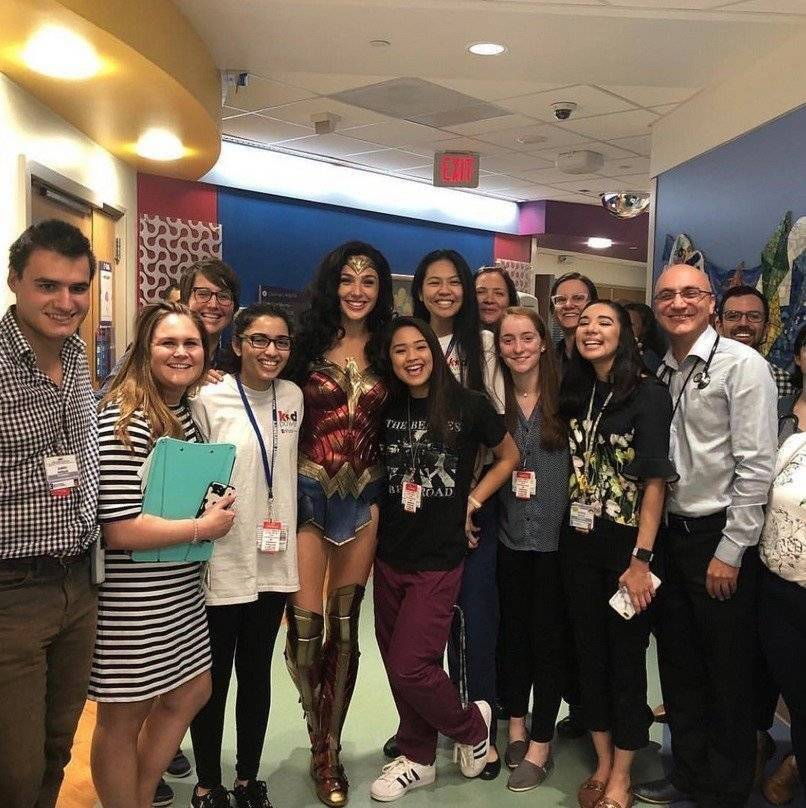 raulbrindis's tweet photo. #Farandulazo Gal Gadot, puso una sonrisa en los niños  cuando visitó un hospital vestida de Wonder Woman. La actriz pasó por el Inova Children's Hospital en Annandale, Virginia y provocó una cara de sorpresa, tanto en adultos como niños. https://t.co/8MJiwPrNur