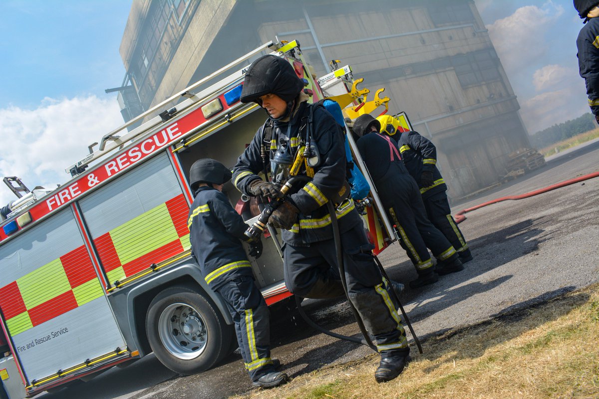 FSCmoreton's tweet photo. Recruits from @Bucksfire will be out every day this week completing a wide range of scenarios on our Incident Ground in preparation for their pass out this Thursday!

Garage / 1st floor apartment fire with persons reported. 3 appliances in attendance. https://t.co/ExiMGTlCCE