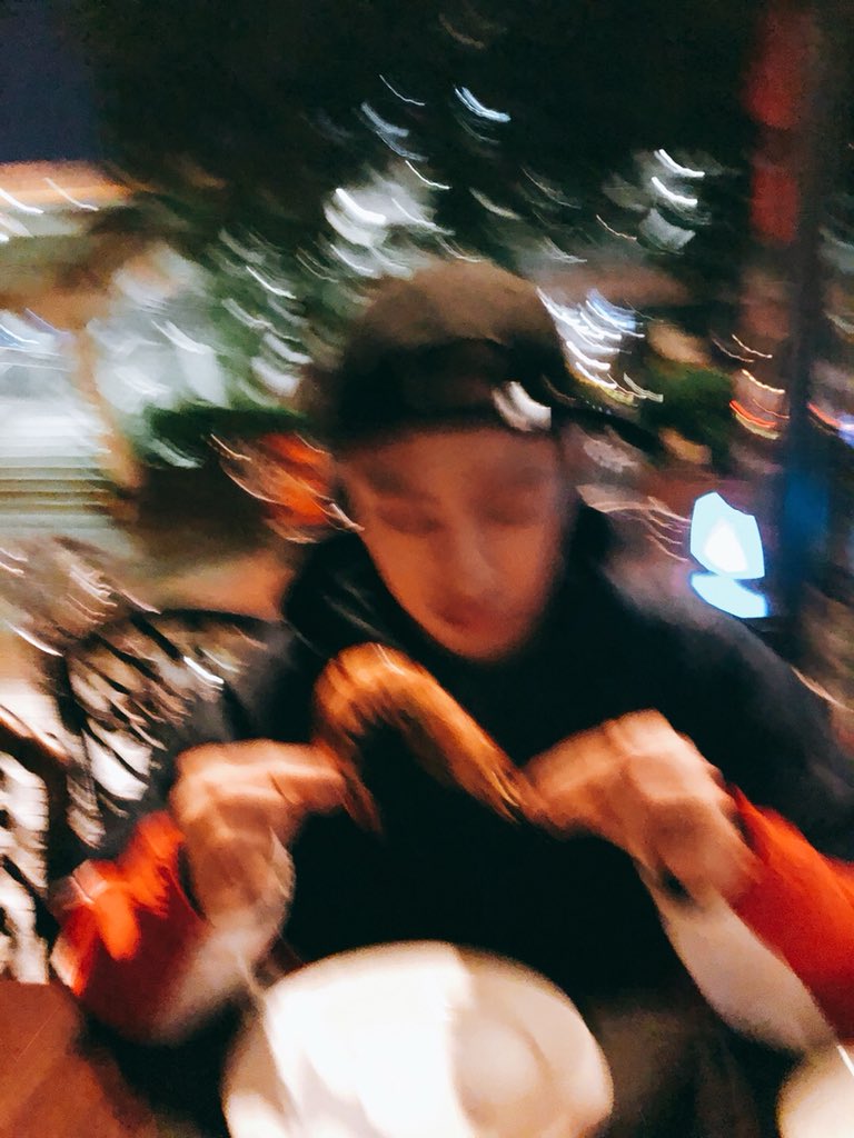 OfficialMONSTAX's tweet photo. [#형원] 몬베베 나는 홍콩새우 정복중 ㅎㅎ다들 굿밤!홍콩 몬베베는 내일 봐요 우리! https://t.co/yFkb9lSEAw