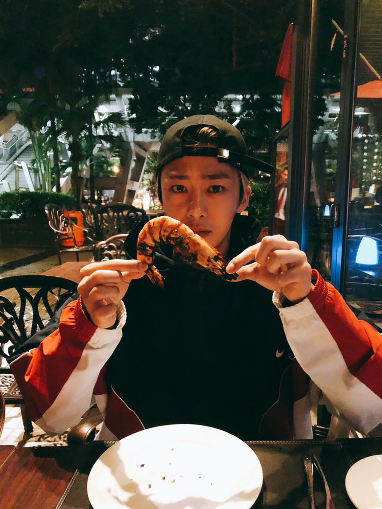 OfficialMONSTAX's tweet photo. [#형원] 몬베베 나는 홍콩새우 정복중 ㅎㅎ다들 굿밤!홍콩 몬베베는 내일 봐요 우리! https://t.co/yFkb9lSEAw