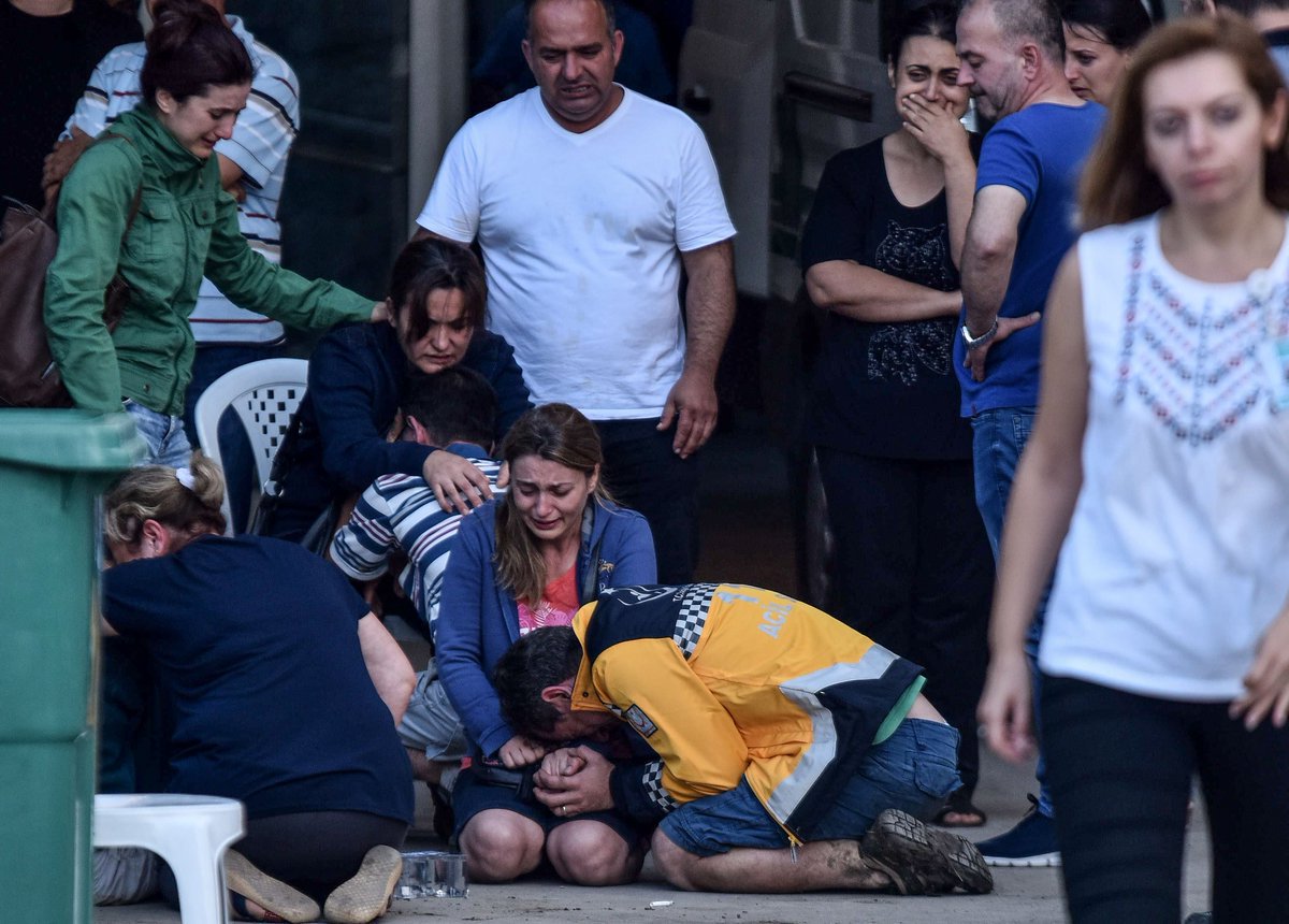 erozcn's tweet photo. 9 Temmuz 2018 ve günün karesi;

İki fotoğraf iki ülke. İki ayrı gelecek, iki ayrı ahlak.

Ben soldayım. 

Bu günü hep bu biçimde hatırlayacağız...

#NewEraWithErdogan #TrenFaciası https://t.co/LdA7zj5SmU