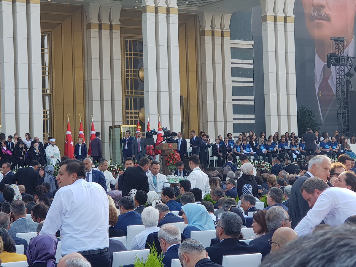 Yeni Türkiye'nin 1.BAŞKANI Göreve Hazır,Rabbim Hayırlı-Uğurlu Etsin.Resepsiyondan Tüm Cihana  Selam Olsun.#NewEraWithErdogan