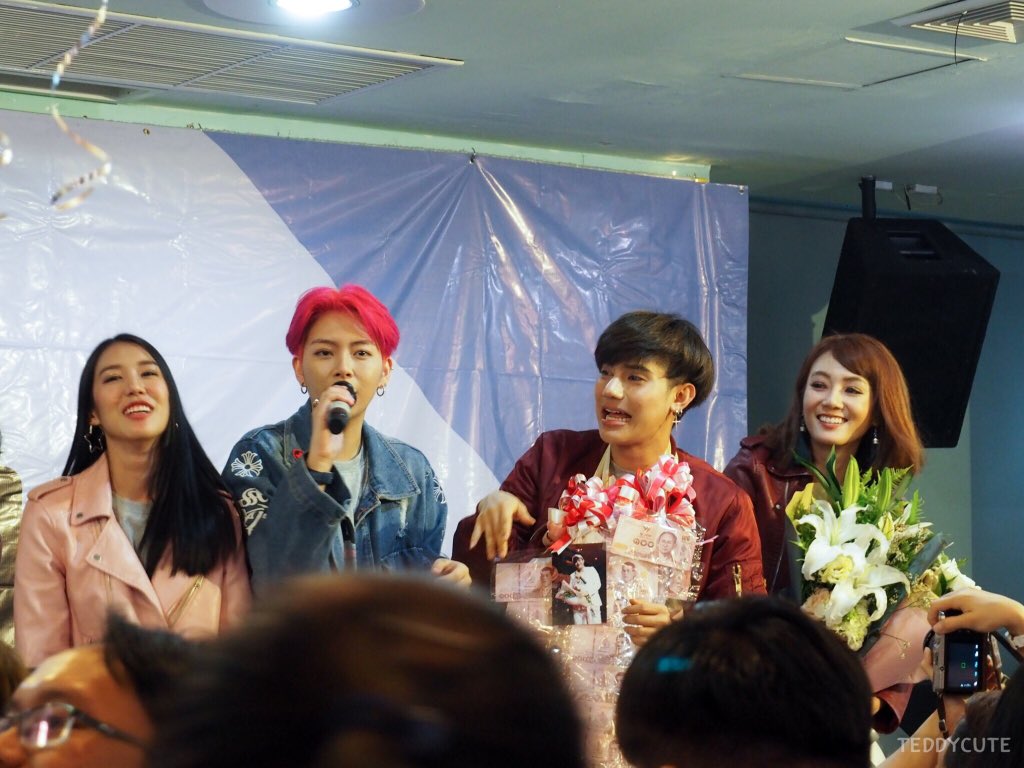 TheTeDDyCuTE's tweet photo. กว่าจะร้องจบได้ รอสมาชิก พบปะประชาชนให้เรียบร้อย🤣 #AF10FriendshipHigh https://t.co/GiZksAOBqT