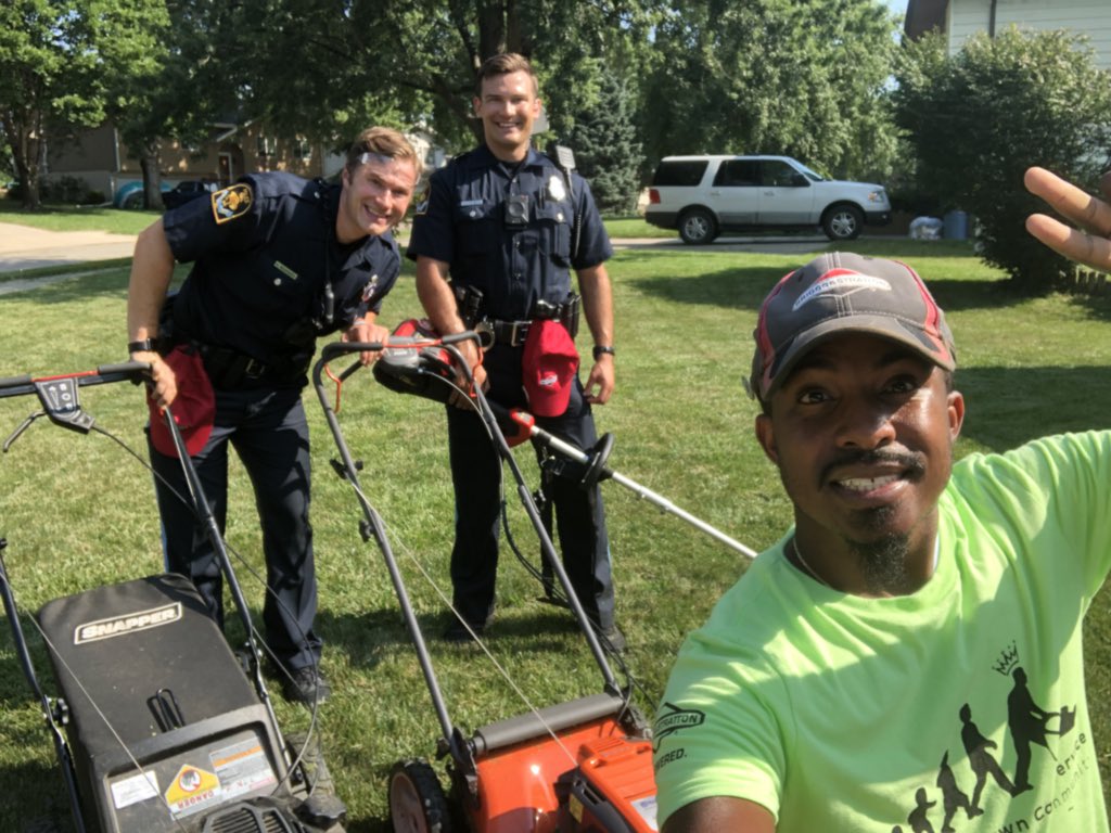 iamrodneysmith's tweet image. A big thank you to Omaha’s finest , officer Moran and Meisinger for coming out and mowing lawns with me !