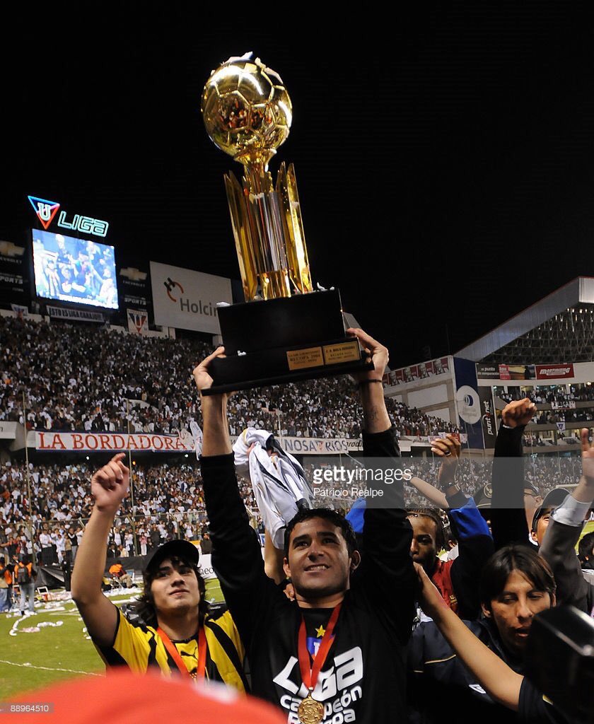TacaBielerSKC's tweet photo. 9️⃣ AÑOS DE LA SEGUNDA ESTRELLA DORADA PARA @LDU_Oficial Y UNICO EQUIPO EL ECUADOR EN GANARLA. FELICITACIONES 🏆🏆🏆🏆!!! DUEÑOS DE LA GLORIA ECUATORIANO. https://t.co/E46O0EKnJd