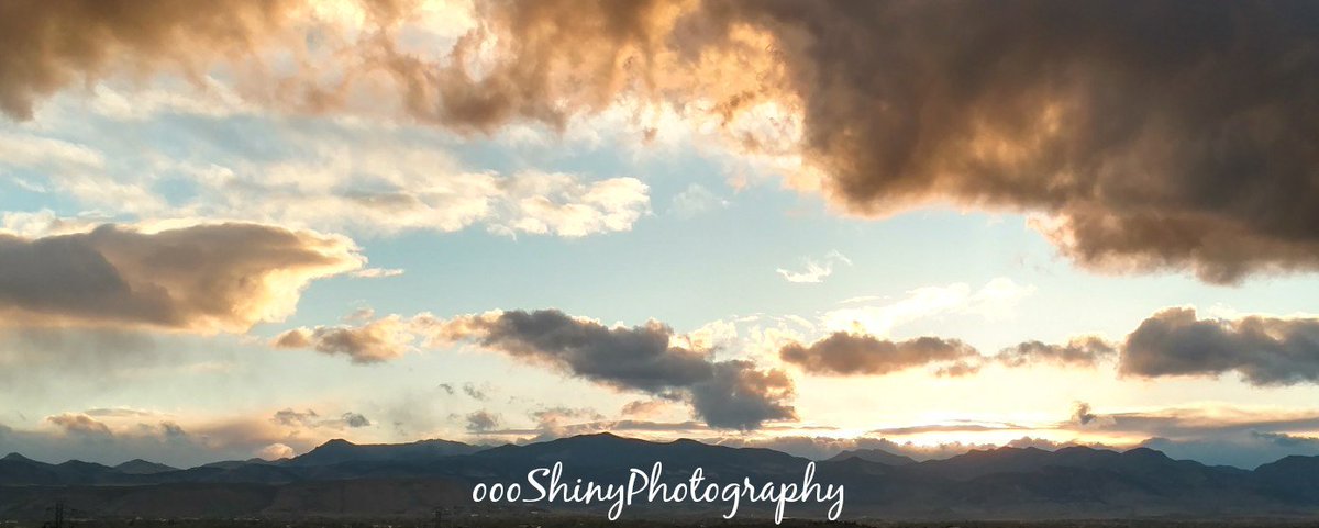 oooshinyphotos's tweet photo. A shot of the #sunset from 4-27-17, from #InspirationPointPark.
#nofilter #coluds #mountains #photography #photographer #naturephotography #nature #oooShiny #oooShinyPhotography #Colorado #Denver https://t.co/lItDNBLa6a