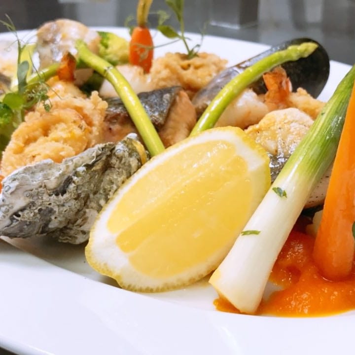 bonningtontower's tweet photo. First dinner orders for tonight are going out in our #CavendishDXB . It's #SeafoodAndWine night, in case you haven't noticed yet 😁 https://t.co/Qhwcal0Vby