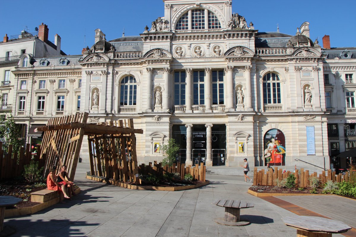 Angers_Jardins's tweet photo. "Jardin au centre de la terre" imaginé en 2017 sur 40 m2 par des étudiants "Les Compagnons du Devoir et du Tour de France" à Pignerolle et redessiné par la ville d'Angers pour devenir un décor de 870m² ! Ambiance volcanique cet été sur la place du Ralliement  #Angers @Angers https://t.co/zVNr98uGEP