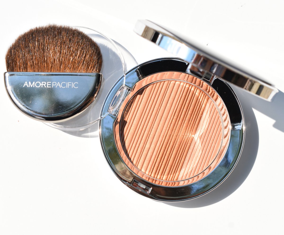 AMOREPACIFIC_US's tweet photo. The Color Illuminating Compact is housed in a #luxe compact and is packed with pearl pigments in an even layer to express a radiant, gorgeous glow by inducing the reflection of light. ✨
How do you get your #SummerGlow? Comment below! Available @bloomingdales 📸@Cheekmeout https://t.co/0YlzljPf3i