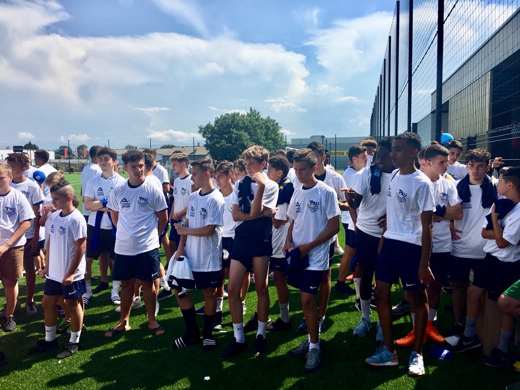 EricSAUBATTE's tweet photo. Très heureux d’avoir remis aux écoles de foot du @PauFootballClub et aux enfants du #SAVAP @Ville_Pau leur T-shirt #PauVilleEuropenneDuSport2018 Merci à tous les éducateurs et bénévoles qui les entourent cc @hugoac @ACES_Europe https://t.co/UU6Pxs2RGg