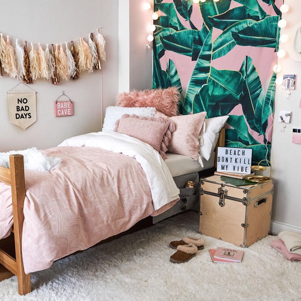 Getting ready to back to school? You need these unique college dorm room decor essentials. Click goo.gl/iKr8jg before heading to college📚#MondayMotivation #BacktoSchool #collegelife #decor #InspirationMonday