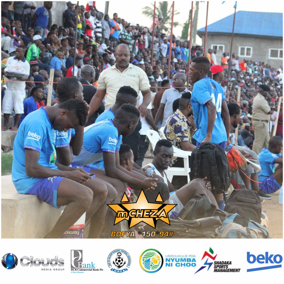CloudsMediaLive's tweet photo. #NdondoCupUpdates | #Kinesi.

Magoli matatu ya mchezaji Issa Ngoah (#BandaFC) yaisweka #IlalaKota bandani na kuiacha timu ya #BandaFc ikitinga hatua ya #RoboFainali #SportsXtraNdondoCup20I8.

#WashtueWana https://t.co/IHC8P2apyg