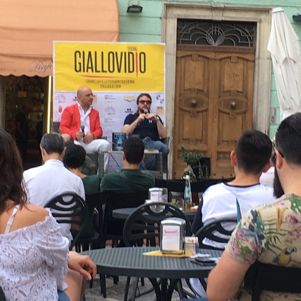 giallovidio's tweet photo. #giallovidio con #paoloroversi #festivalletterario #libri #sulmona #romanzi #gialli #noir #thriller #leggere #letture #biblioteca #booklover #book #books https://t.co/nANpwo4NAi