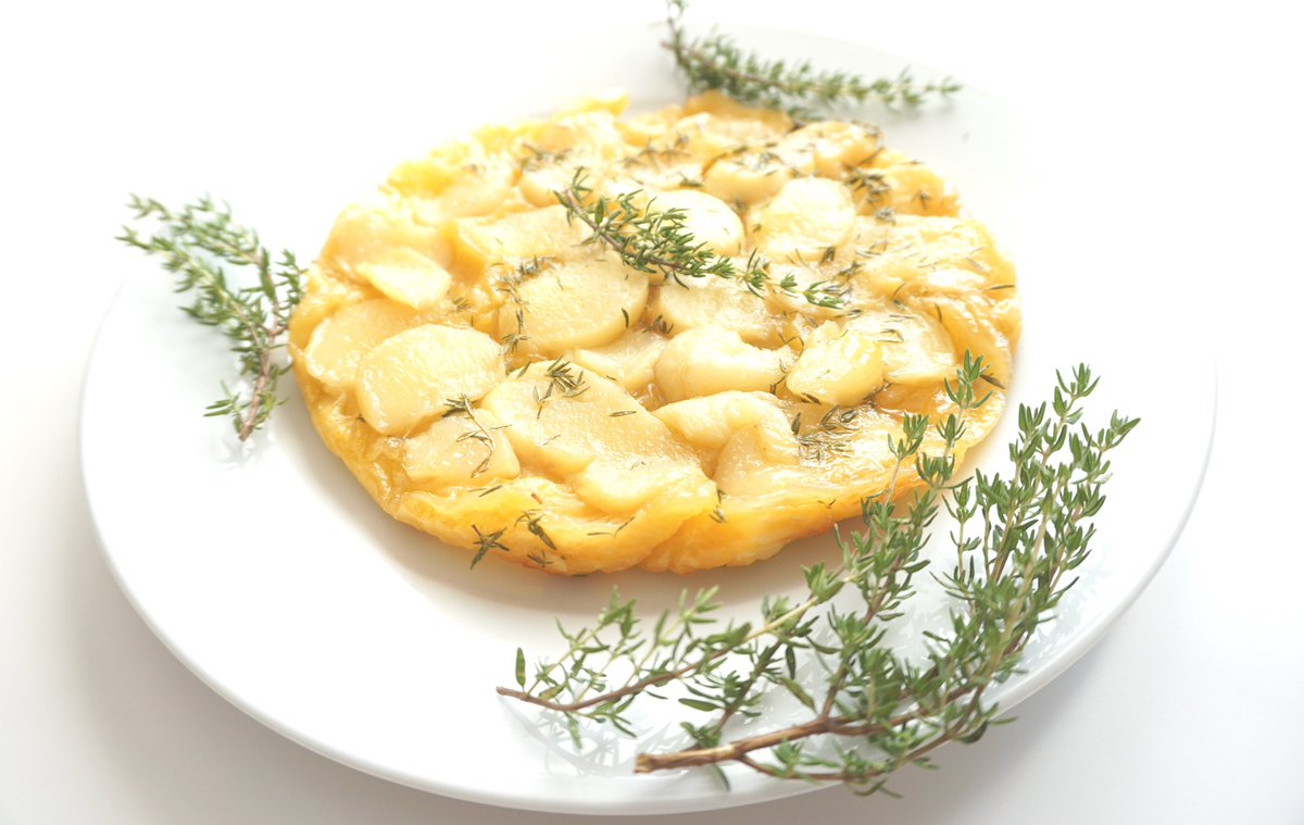 Tarte Tatin van Wilde Perzik en Tijm. Het recept vind je nu op bijlon.nl #taart #tartetatin #bakken