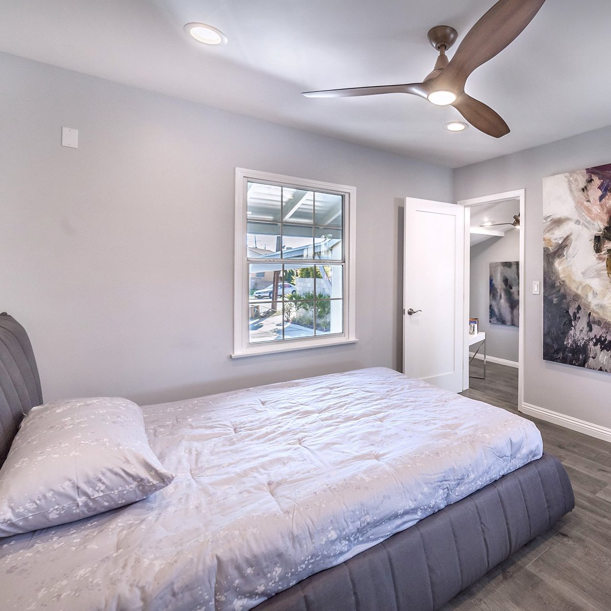 AllaModaDesign's tweet image. Melody Dark Gray Modern Bed offers a simplistic approach to a fabric upholstered bed. With Vertical stitch patterns on the headboard and the removable rail covers it is the perfect bed to get comfortable on.