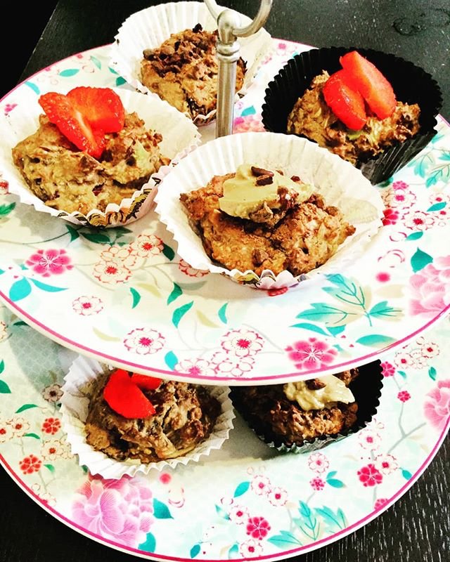 Strawberry and avocado energy booster cakes. Totally made this up as I went along - oats, flax and chia seeds, protein and baking powder, mixed spice, goji berries, almonds, dates, raisins, almond butter and milk, mashed avocado and strawberries, agave syrup #healthycalories #win