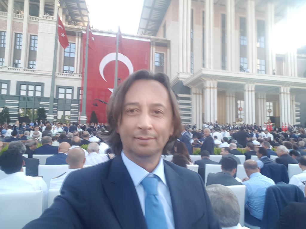 Bu ülkeden, bu milletten, 
bu tarihten gurur duyuyorum.
Muhteşem bir geleceğe yürüyoruz..