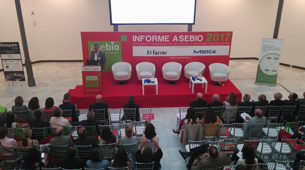 diariomedico's tweet photo. “España está perdiendo al médico investigador” https://t.co/6RRZAMxqvc Charla de Luis Serrano, director del @CRGenomica y de @SOMM_alliance, sobre la el modelo de ciencia español en #informeASEBIO2017. Lo cuenta @Plaza_Bickle cc @asebio https://t.co/AwAcntm9A1