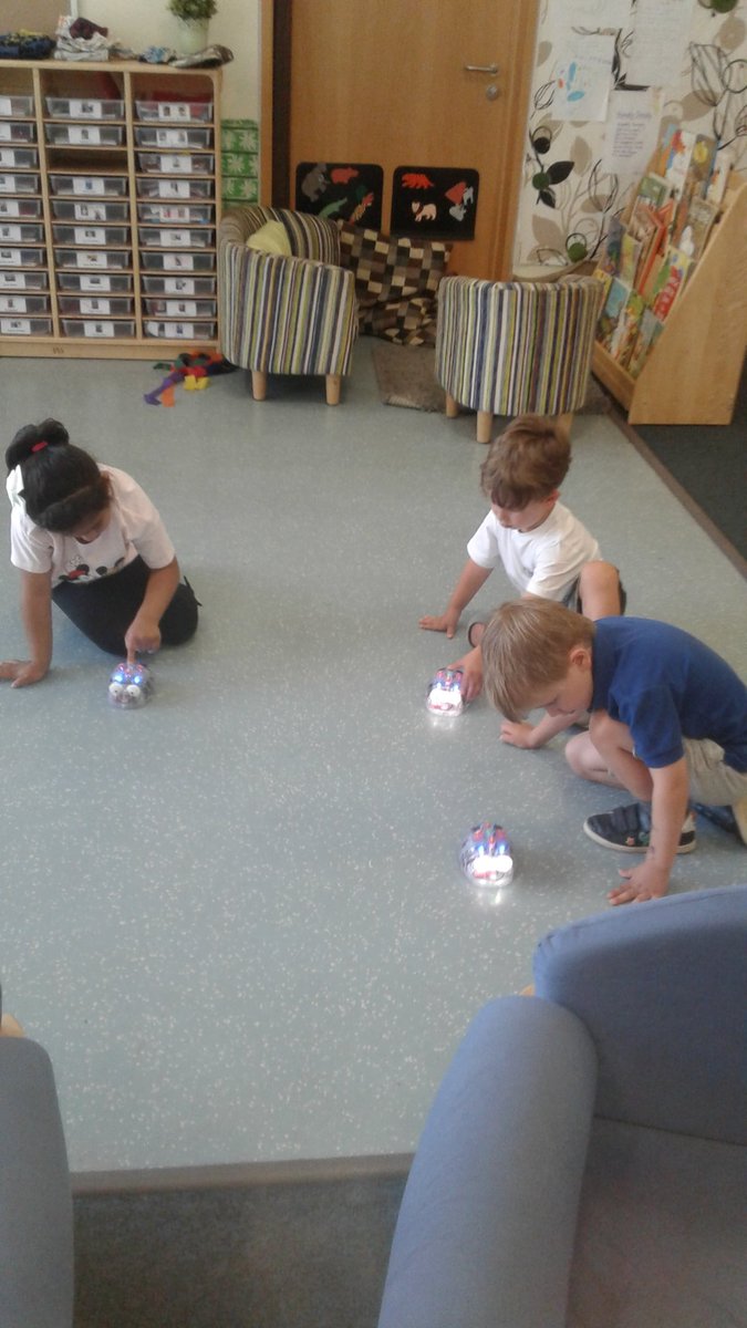 IsobelMairFC's tweet image. Week 1. Meeting new friends #numbersequence #beebots #creativity #sandplay