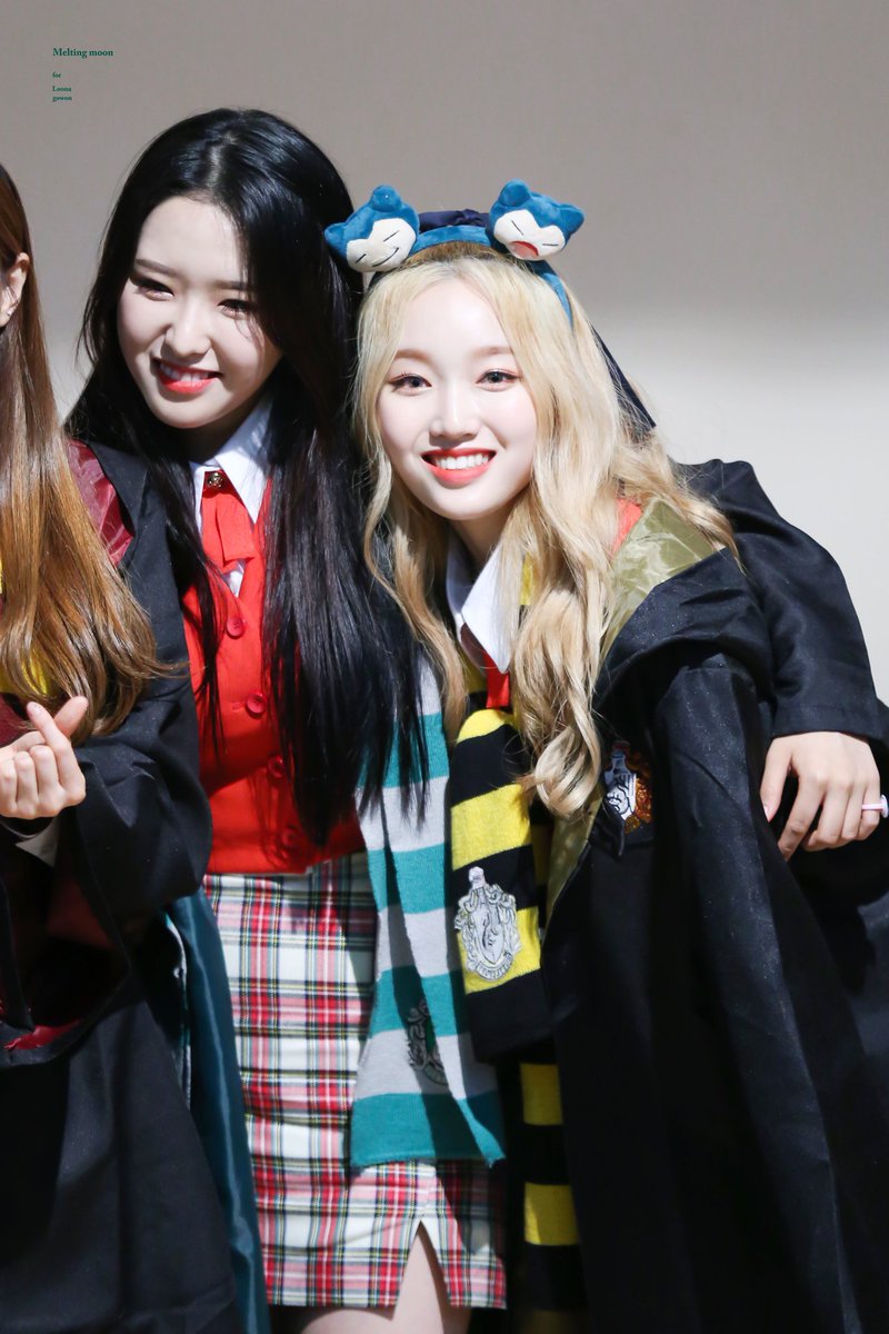 hyewongallery's tweet image. hufflepuff! gowon with her slytherin girlfriend 

✿ฺ･:* 180701 ┊͙ #고원 #올리비아혜
♡͢   © melting moon
