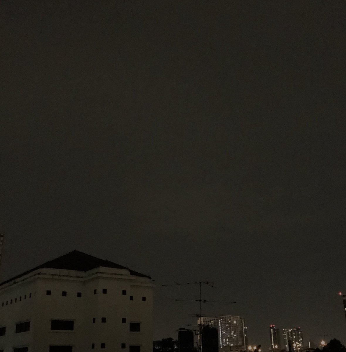 gxtmoons's tweet photo. Monday night . https://t.co/Et37LCLib8