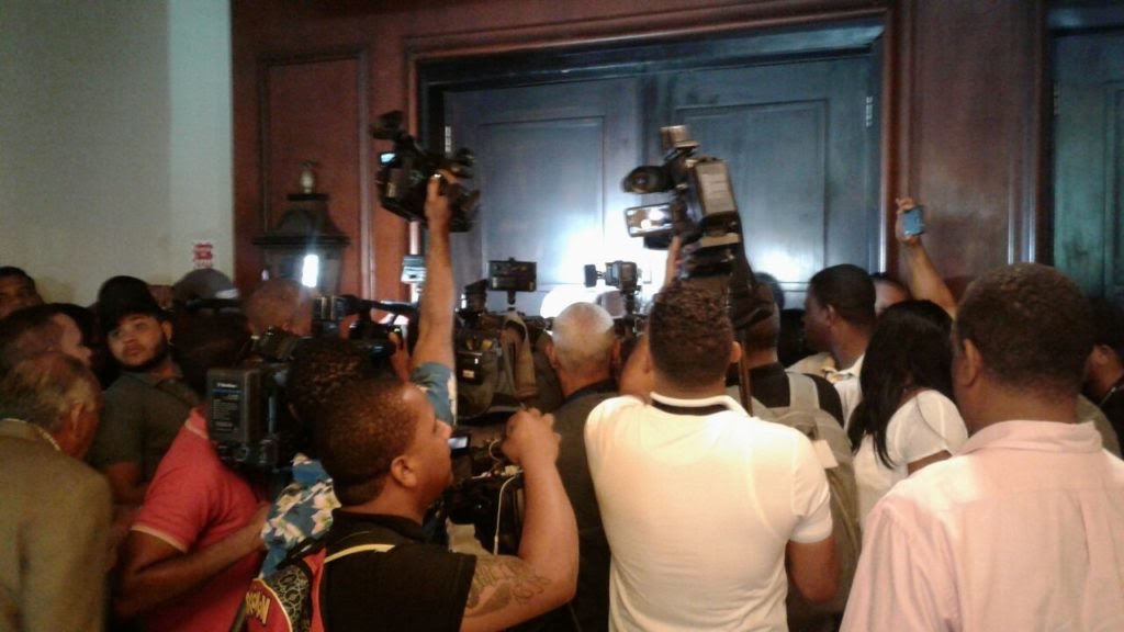 dionisioss's tweet photo. He visto a medios informar lo ocurrido  ayer en reunión caótica y desordenada realizada por disidentes @PartidoPRSC , y pregunto, ¿cómo se puede informar con veracidad y objetividad, si no permitieron la entrada a la prensa? @ListinDiario @PeriodicoHoy @DiarioLibre @ElCaribeRD https://t.co/541jRMKd6I