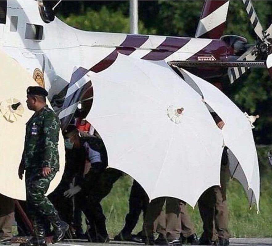ZaKoOl's tweet photo. เหตุที่มี จนทใช้ร่มกางปิดมิดชิด

-เพราะน้องๆ หมูป่าฯ ไม่ได้เจอสภาพอากาศภายนอกนานครึ่งเดือน
 
-แสงเข้มร้อน ถือเป็น "อันตรายยิ่งยวด" ต่อผู้ประสบภัย 

-อาจท���ให้ผิวหนังไหม้ และกระทบการมองเห็น

-เด็กต้องใช้เวลาฟื้นฟูร่างกายนานนับสัปดาห์ หรืออาจเป็นเดือน

#พาทีมหมูป่ากลับบ้าน #ถ้ำหลวง https://t.co/U2TIEEMJIv