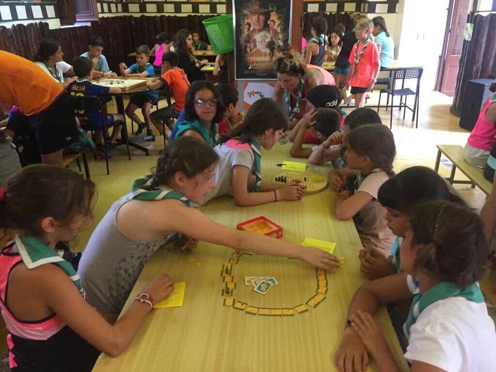 colborreda's tweet photo. Tarda de jocs al Casino Sensemis! El Cuscús ens tracta d'allò més bé! La pluja a nosaltres no ens espanta!! #2atanda #estiu2018 https://t.co/GupLJAn8Zb