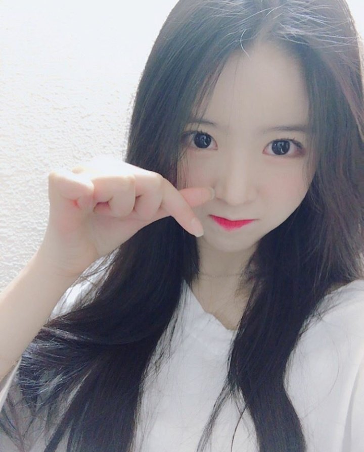 oahsisthetic's tweet photo. Seni's day is coming! our human peach, indeed! she has that ulzzang vibe right? o´∀｀o) uwu jumped out. 

Happy birthday for you, human peach Seni! wishing you all the best! 

#HappySeeunDay #PeachySeeunDay https://t.co/V0MSEXlsio