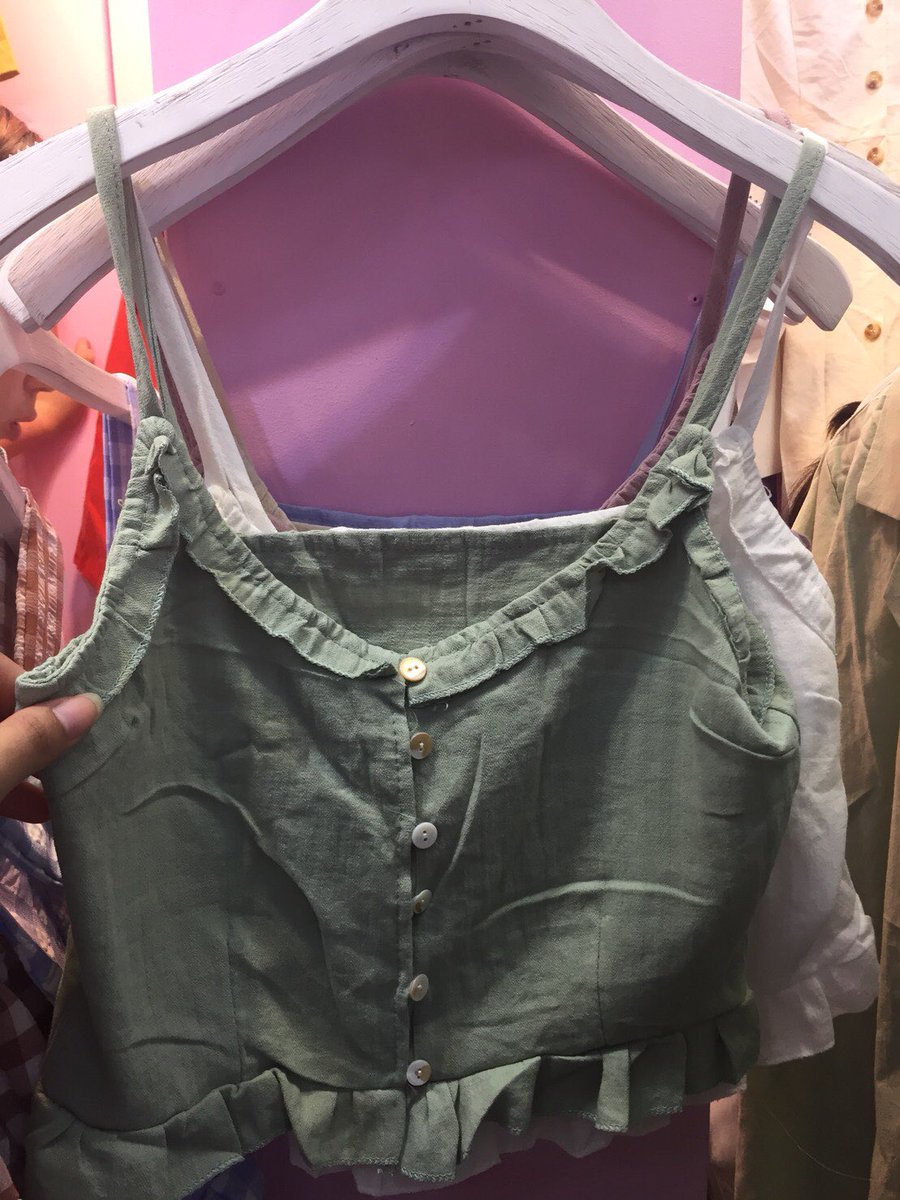 เสื้อสายเดี่ยวใส่แล้วสวยใส่แล้วเก๋มี 3 สี ราคา 180฿. สนใจทักเดมหรือเมนชั่นสอบถามได้เลยค่ะ #ส่งต่อเสื้อผ้า #พร้อมส่ง #ส่งต่อเสื้อผ้า #เสื้อผ้ามือสองสภาพดี #เสื้อผ้าเกาหลี #เสื้อผ้าวัยรุ่น #เสื้อผ้าแฟชั่นเกาหลี