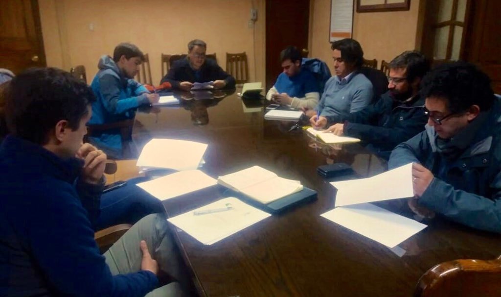 HuellaLocal's tweet photo. Nos reunimos con el equipo municipal de #SantaBárbara y nuestros profesionales del #BioBío para evaluar el avance de los proyectos de infraestructura y equipamiento emplazados en el territorio. Un ejercicio fundamental de nuestra labor que va en directo beneficio de la comunidad. https://t.co/E0Shn6jIwm