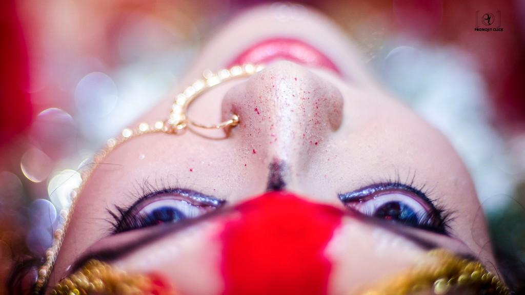 आज संदूक में से अपनी कविता को निकाल कर उसके माथे का टीका पोंछ दिया,हटा दी वो लाल वाली बिंदी और उंगली से घिसता रहा उस आलते को जो लगा था उसकी हथेली पर। क्या करता फिर उस बिछिये का और उन तीन बची हुई हरी चूडियों का तो उतार कर रख दिया अर्थी पर..सुनो कविता, तुम विधवा भी सुंदर लगती हो..